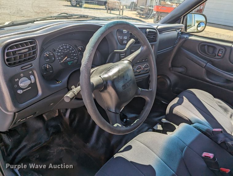 image for item MN9892 2003 GMC Sonoma  Ext. Cab pickup truck