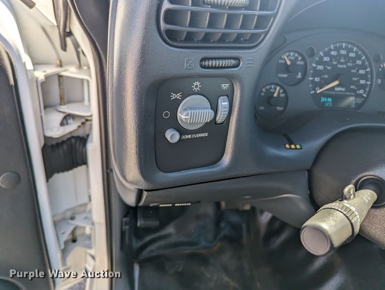 image for item MN9892 2003 GMC Sonoma  Ext. Cab pickup truck