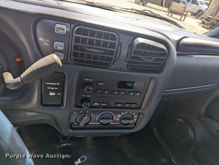 image for item MN9892 2003 GMC Sonoma  Ext. Cab pickup truck