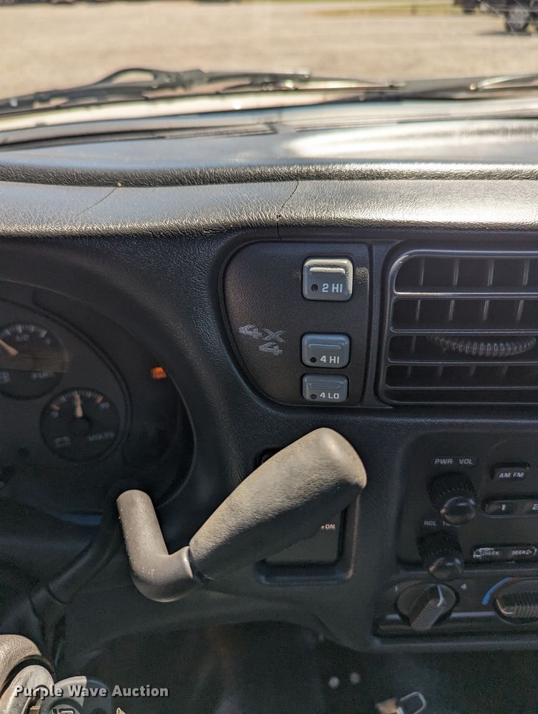 image for item MN9892 2003 GMC Sonoma  Ext. Cab pickup truck