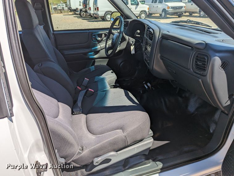 image for item MN9892 2003 GMC Sonoma  Ext. Cab pickup truck