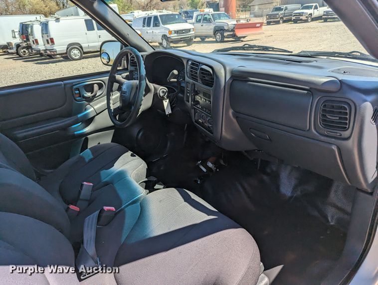 image for item MN9892 2003 GMC Sonoma  Ext. Cab pickup truck