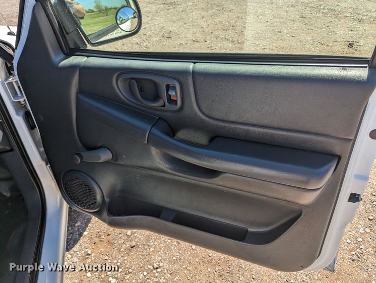 image for item MN9892 2003 GMC Sonoma  Ext. Cab pickup truck