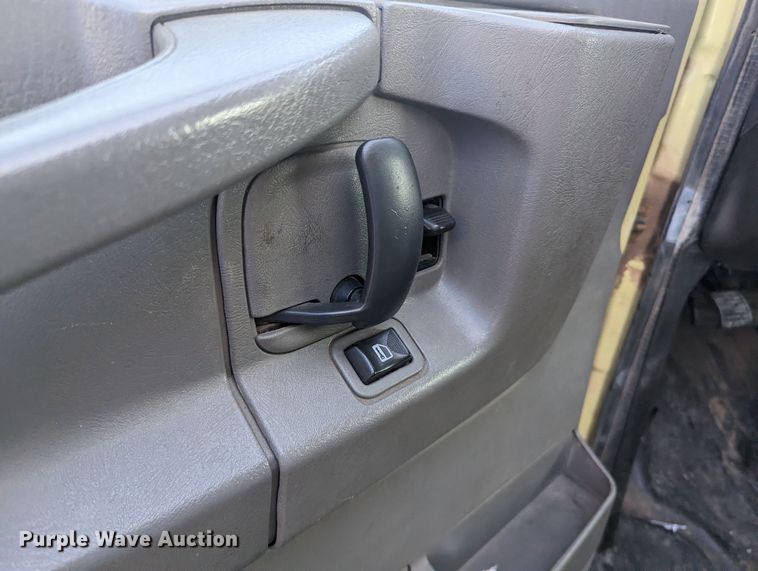 image for item MN9898 2015 GMC Savana  refrigerated delivery truck