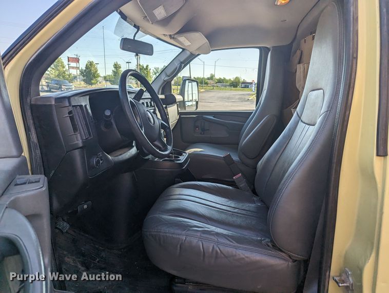 image for item MN9898 2015 GMC Savana  refrigerated delivery truck