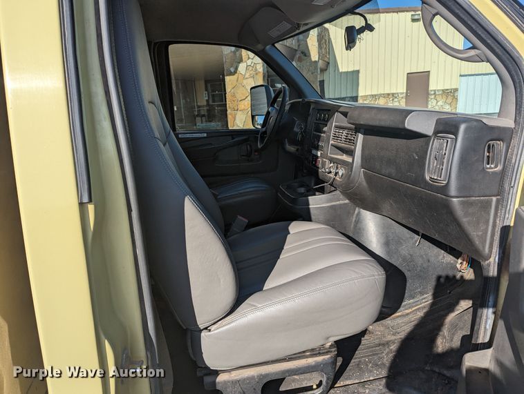 image for item MN9898 2015 GMC Savana  refrigerated delivery truck