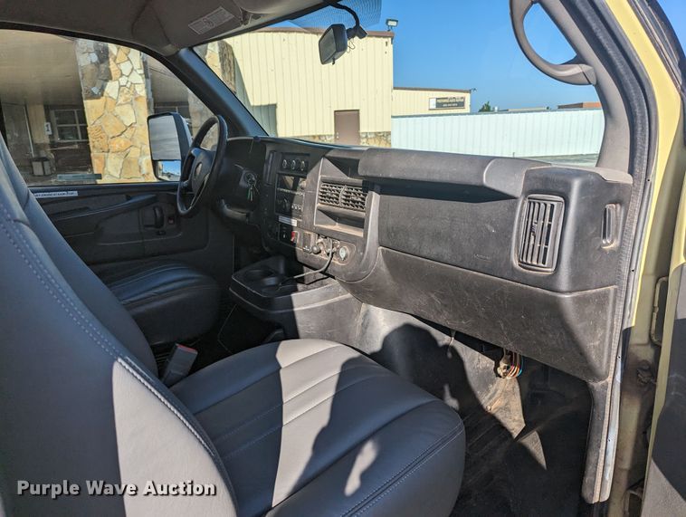 image for item MN9898 2015 GMC Savana  refrigerated delivery truck