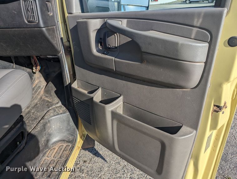 image for item MN9898 2015 GMC Savana  refrigerated delivery truck