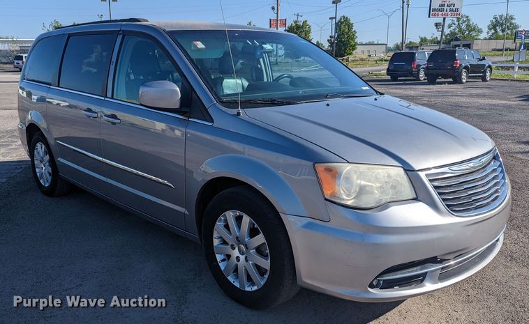 image for item MN9900 2013 Chrysler Town & Country  van