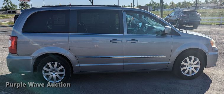 image for item MN9900 2013 Chrysler Town & Country  van