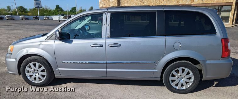 image for item MN9900 2013 Chrysler Town & Country  van