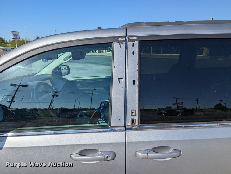 image for item MN9900 2013 Chrysler Town & Country  van