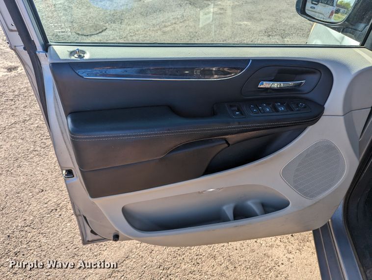 image for item MN9900 2013 Chrysler Town & Country  van