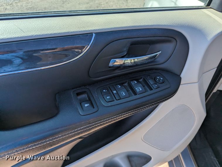 image for item MN9900 2013 Chrysler Town & Country  van