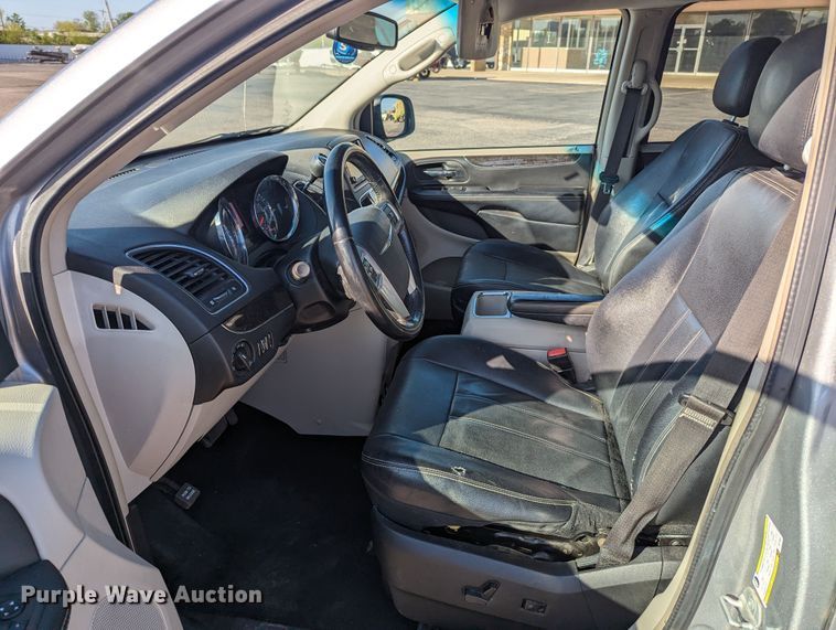 image for item MN9900 2013 Chrysler Town & Country  van