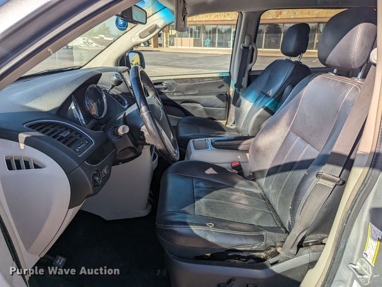 image for item MN9900 2013 Chrysler Town & Country  van