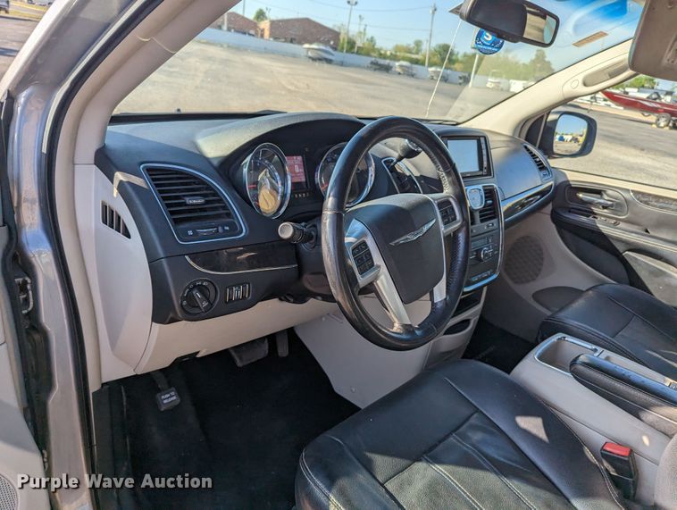 image for item MN9900 2013 Chrysler Town & Country  van