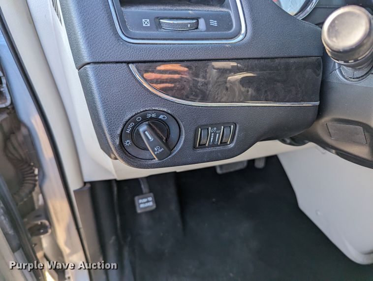 image for item MN9900 2013 Chrysler Town & Country  van