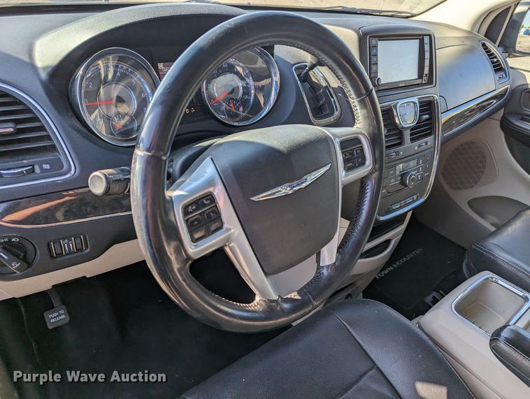 image for item MN9900 2013 Chrysler Town & Country  van