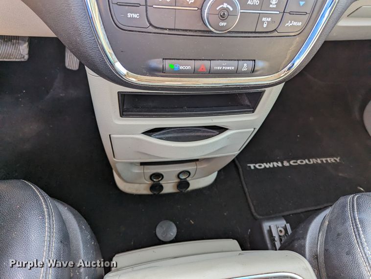 image for item MN9900 2013 Chrysler Town & Country  van