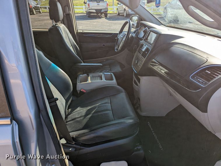 image for item MN9900 2013 Chrysler Town & Country  van