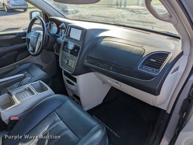 image for item MN9900 2013 Chrysler Town & Country  van