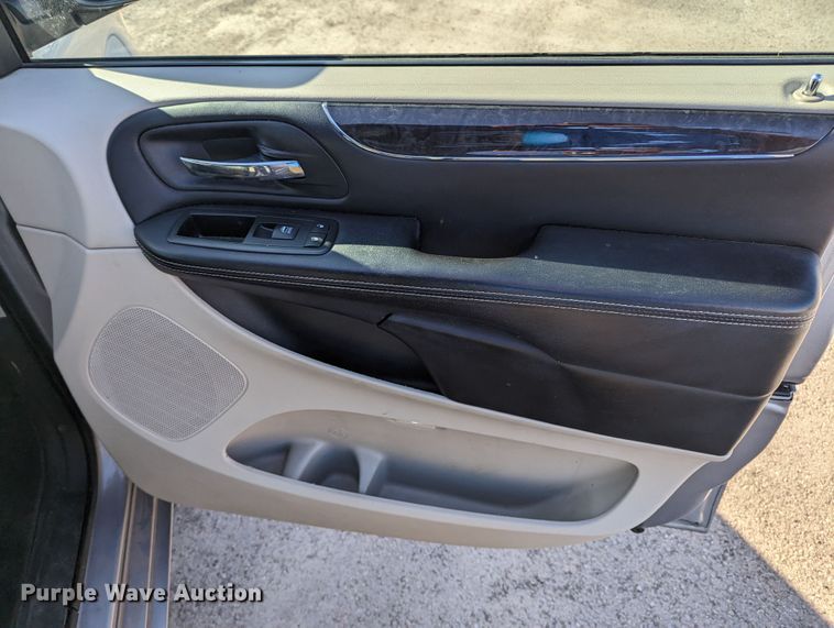 image for item MN9900 2013 Chrysler Town & Country  van