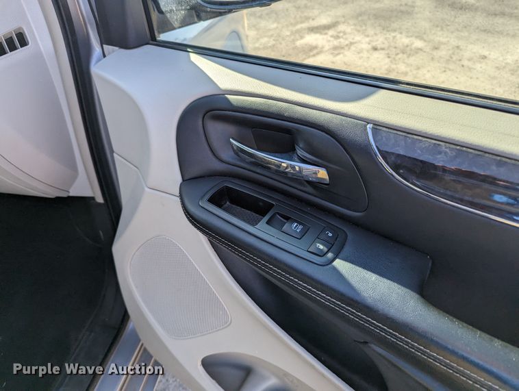 image for item MN9900 2013 Chrysler Town & Country  van