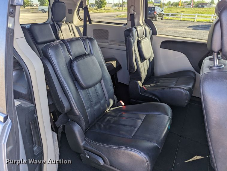 image for item MN9900 2013 Chrysler Town & Country  van