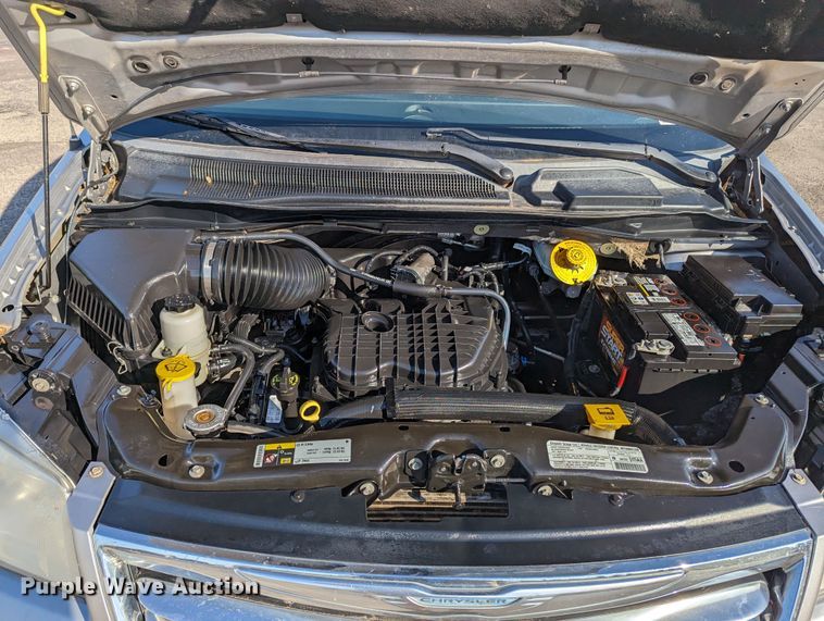 image for item MN9900 2013 Chrysler Town & Country  van