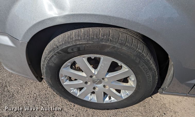 image for item MN9900 2013 Chrysler Town & Country  van