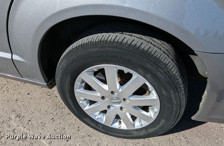 image for item MN9900 2013 Chrysler Town & Country  van