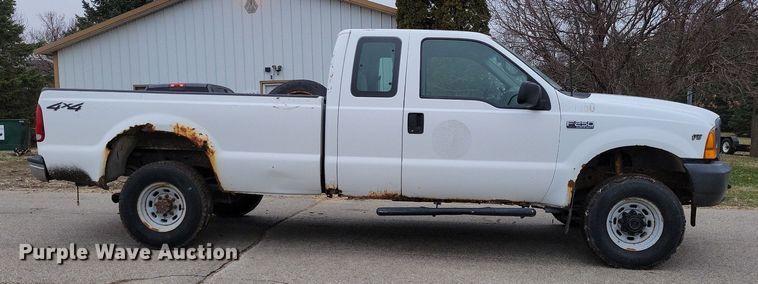 image for item MO9615 2000 Ford F250 Super Duty XL  SuperCab pickup truck