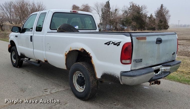 image for item MO9615 2000 Ford F250 Super Duty XL  SuperCab pickup truck