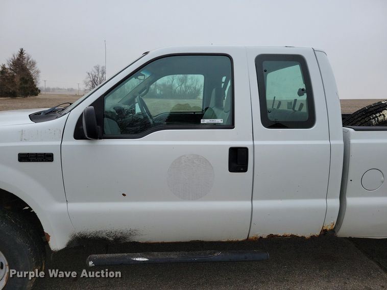 image for item MO9615 2000 Ford F250 Super Duty XL  SuperCab pickup truck