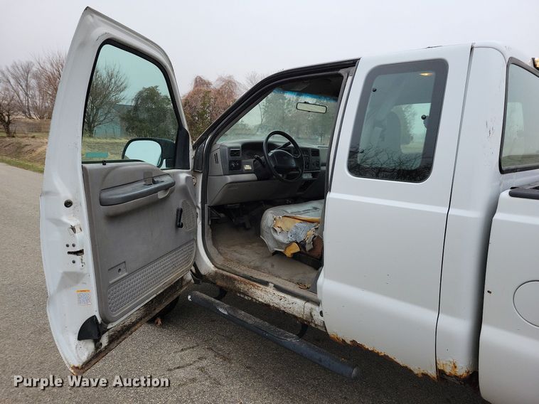 image for item MO9615 2000 Ford F250 Super Duty XL  SuperCab pickup truck