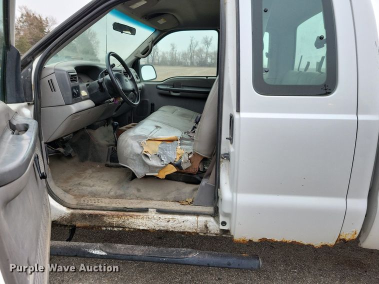 image for item MO9615 2000 Ford F250 Super Duty XL  SuperCab pickup truck