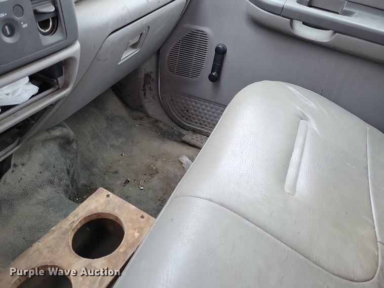 image for item MO9615 2000 Ford F250 Super Duty XL  SuperCab pickup truck