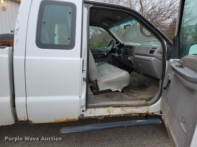 image for item MO9615 2000 Ford F250 Super Duty XL  SuperCab pickup truck