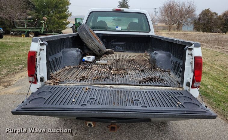 image for item MO9615 2000 Ford F250 Super Duty XL  SuperCab pickup truck