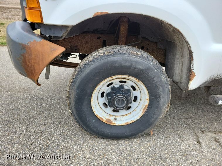 image for item MO9615 2000 Ford F250 Super Duty XL  SuperCab pickup truck