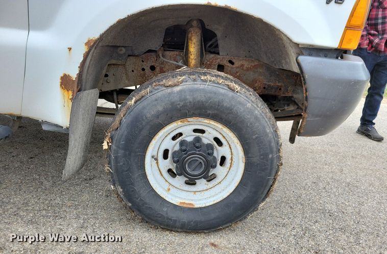 image for item MO9615 2000 Ford F250 Super Duty XL  SuperCab pickup truck