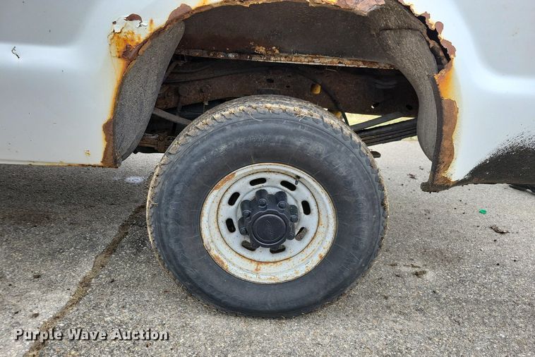 image for item MO9615 2000 Ford F250 Super Duty XL  SuperCab pickup truck