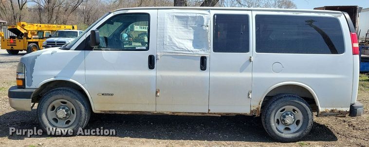 image for item MO9653 2005 Chevrolet Express 3500  van