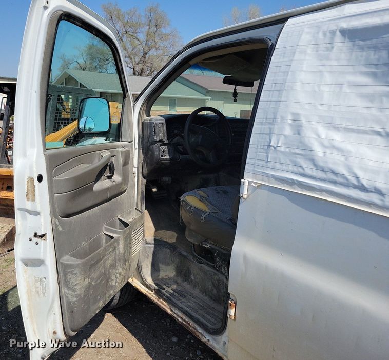 image for item MO9653 2005 Chevrolet Express 3500  van
