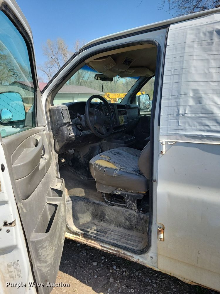 image for item MO9653 2005 Chevrolet Express 3500  van