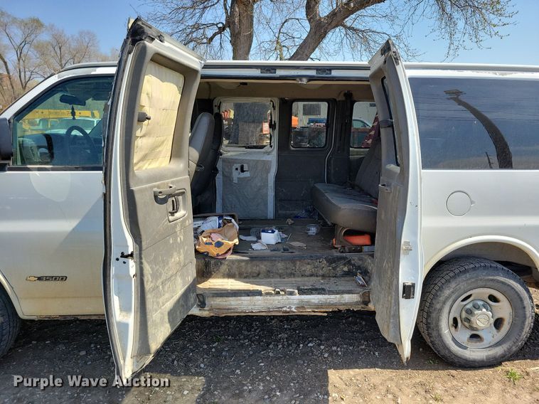 image for item MO9653 2005 Chevrolet Express 3500  van