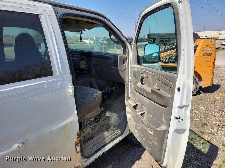 image for item MO9653 2005 Chevrolet Express 3500  van