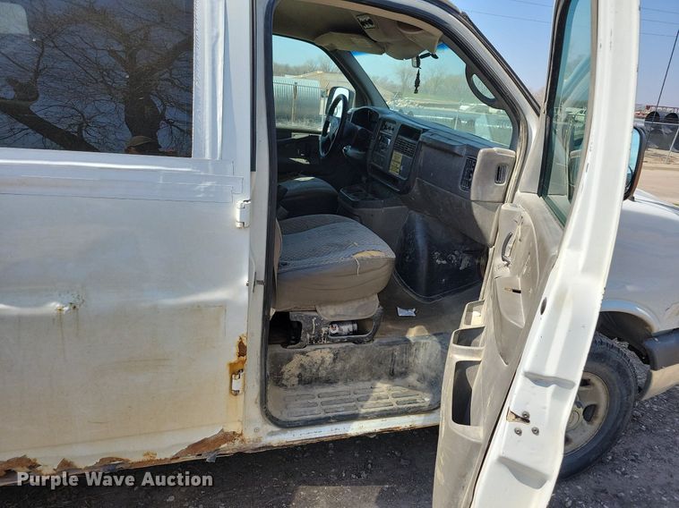 image for item MO9653 2005 Chevrolet Express 3500  van