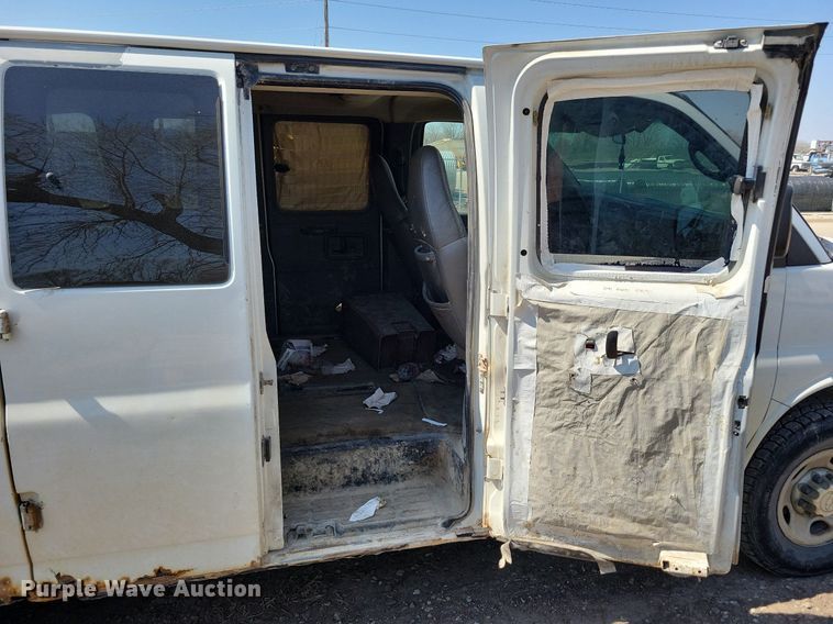 image for item MO9653 2005 Chevrolet Express 3500  van